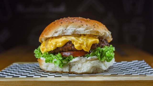 hamburguesa clásica de queso amarillo de Mustard Truck