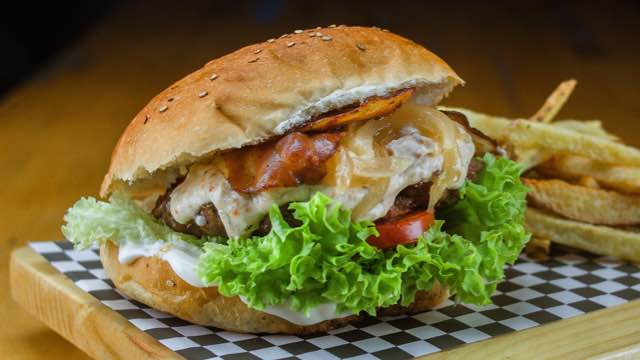 hamburguesa de salsa de Dos Quesos de Mustard Truck